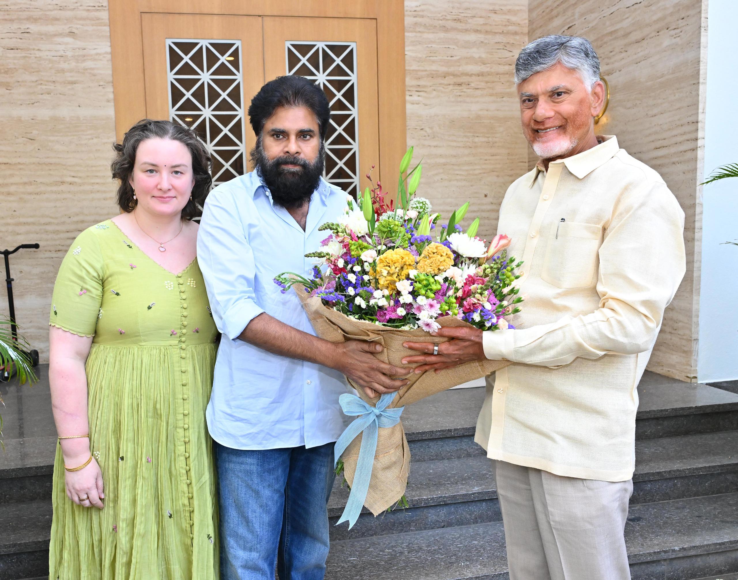 Pics: PK looks weak, still needs more rest