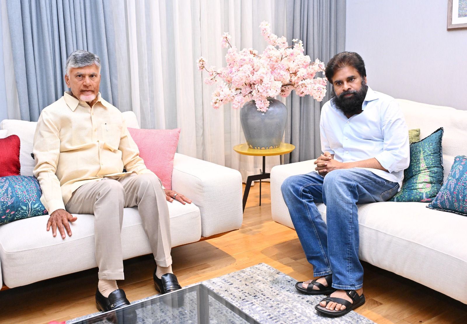 Pics: PK looks weak, still needs more rest