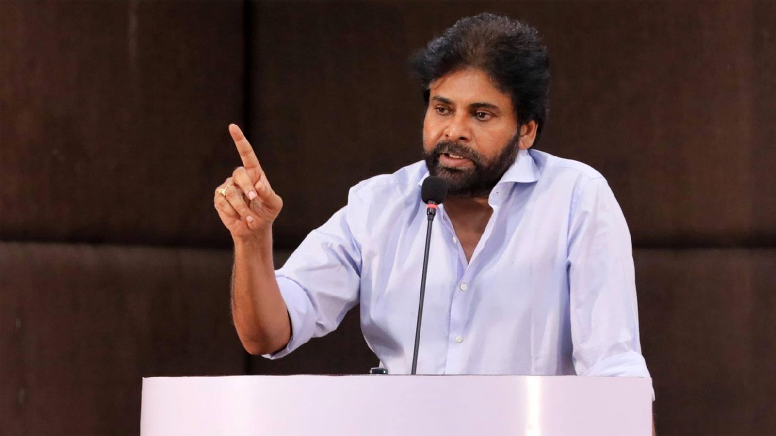 పవన్ ను ‘కుల – ప్రాంతీయ’ రాజకీయ గాలి కమ్మేస్తుందా.?