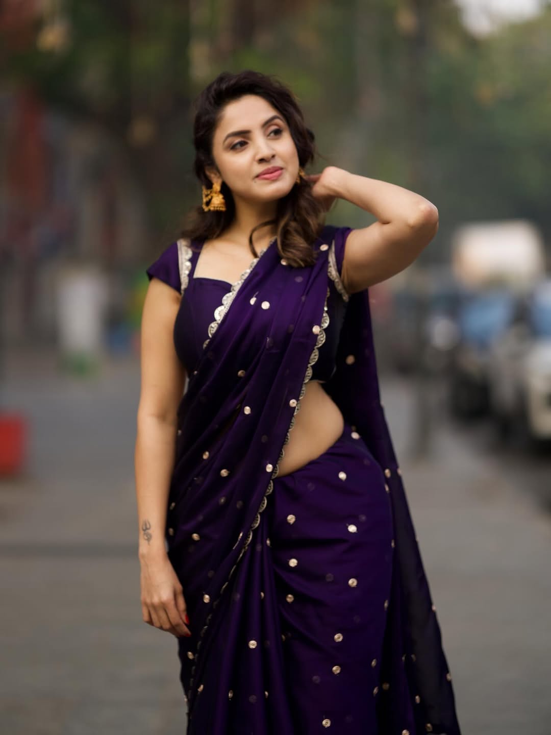 Priyanka Kholgade Flaunting Trendy Saree Back