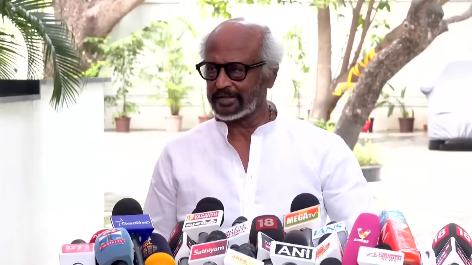 పాపం రజనీకాంత్... సంజాయిషీ ఇచ్చుకున్నారే!