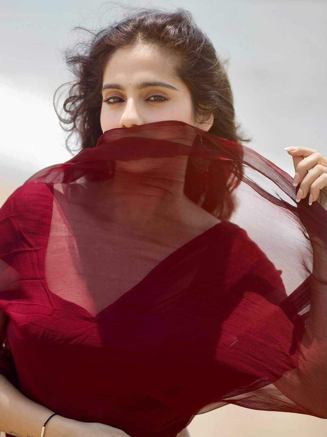 Rose Sardana Elegant Beach Fashion Frame