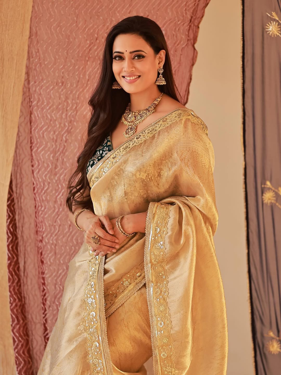 Shweta Tiwari Elegant Poses In Metallic Ethnic Wear
