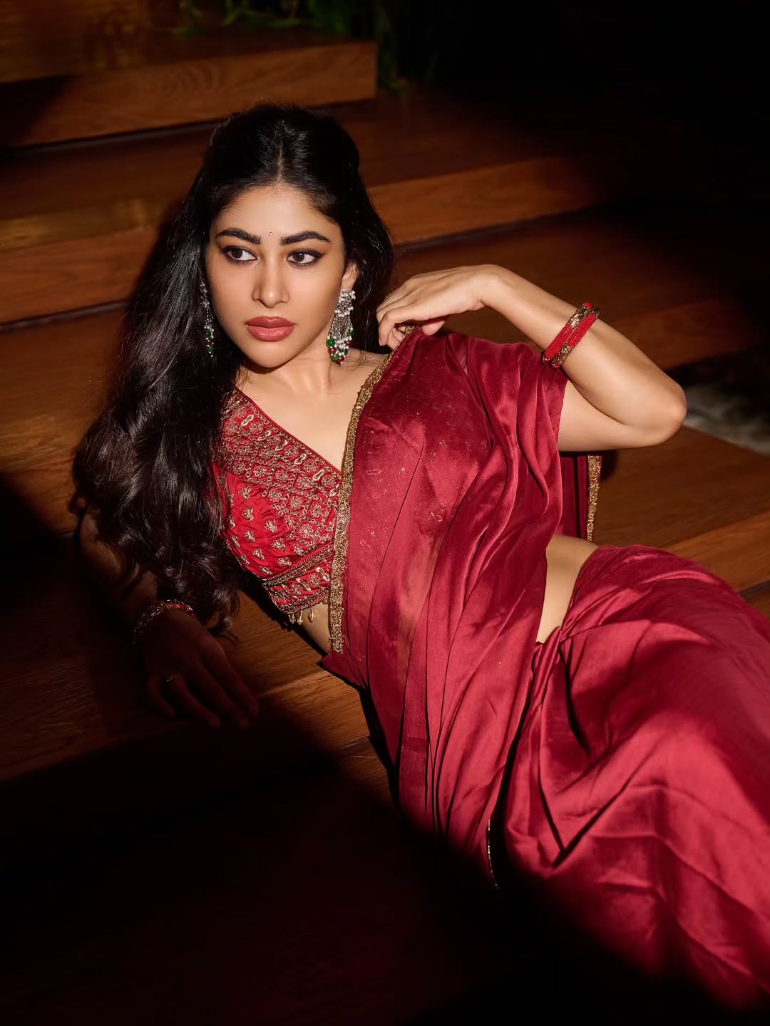 Sonu Thakur Graceful Glam Look On Stairs