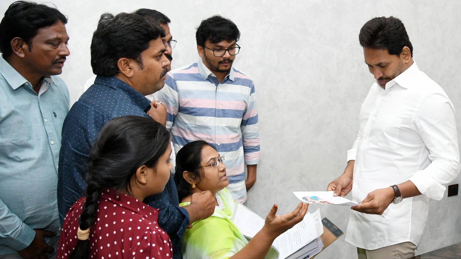 సుగాలి ప్రీతి కేసులో సాయం కాదు న్యాయం జరిగేనా.?