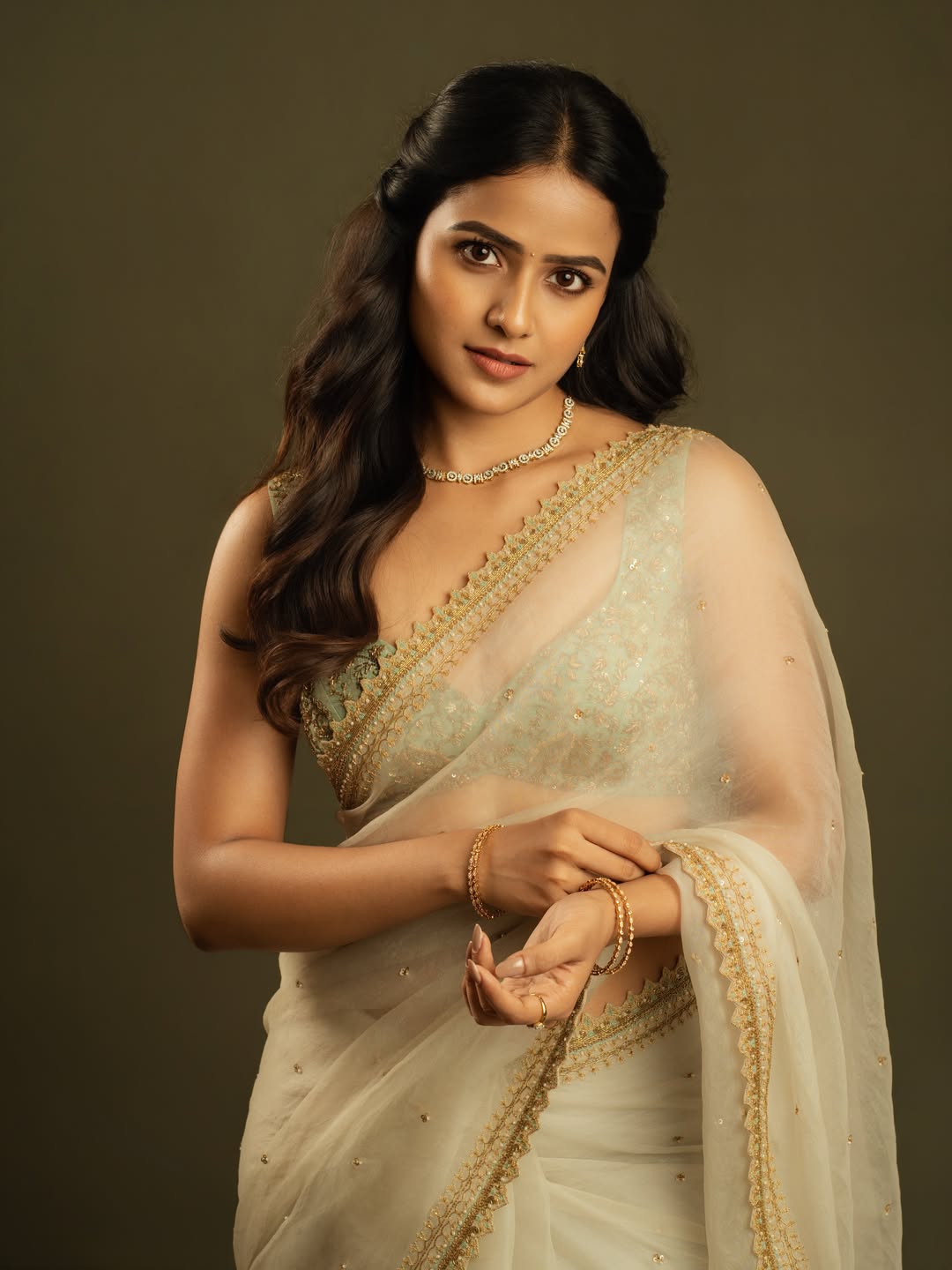 Vaishnavi Chaitanya Adjusting Thin Gold Bangles