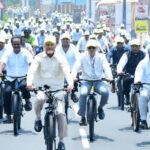 76 ఏళ్ళ కుర్రాడు విశాఖలో మండుటెండలోసైకిల్ ర్యాలీ