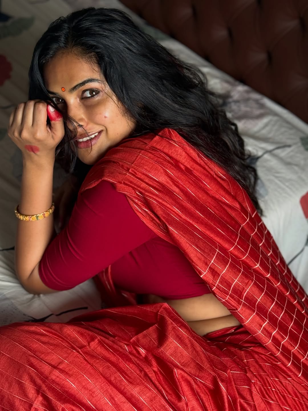 Divi Vadthya Seductive Midriff Saree Frame