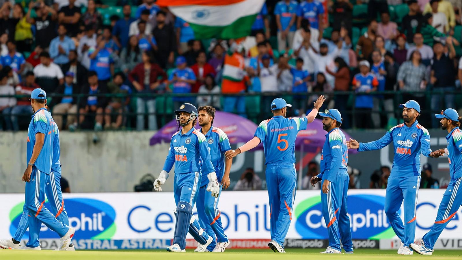 Shubman Gill and KL Rahul guide India