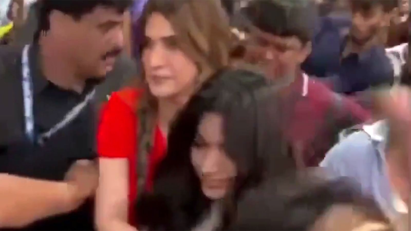 Kriti Sanon supports Rashmika in crowd