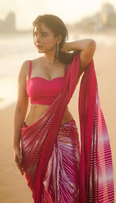 Mesmerizing Sunset Frame With Stylish Saree Glam