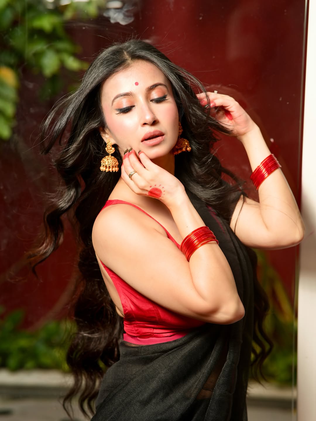 Monami Ghosh Monami Ghosh Traditional Round Red Bindi Face