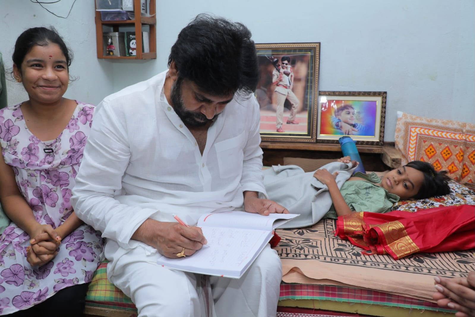 Pawan Kalyan Enters Home For Fan