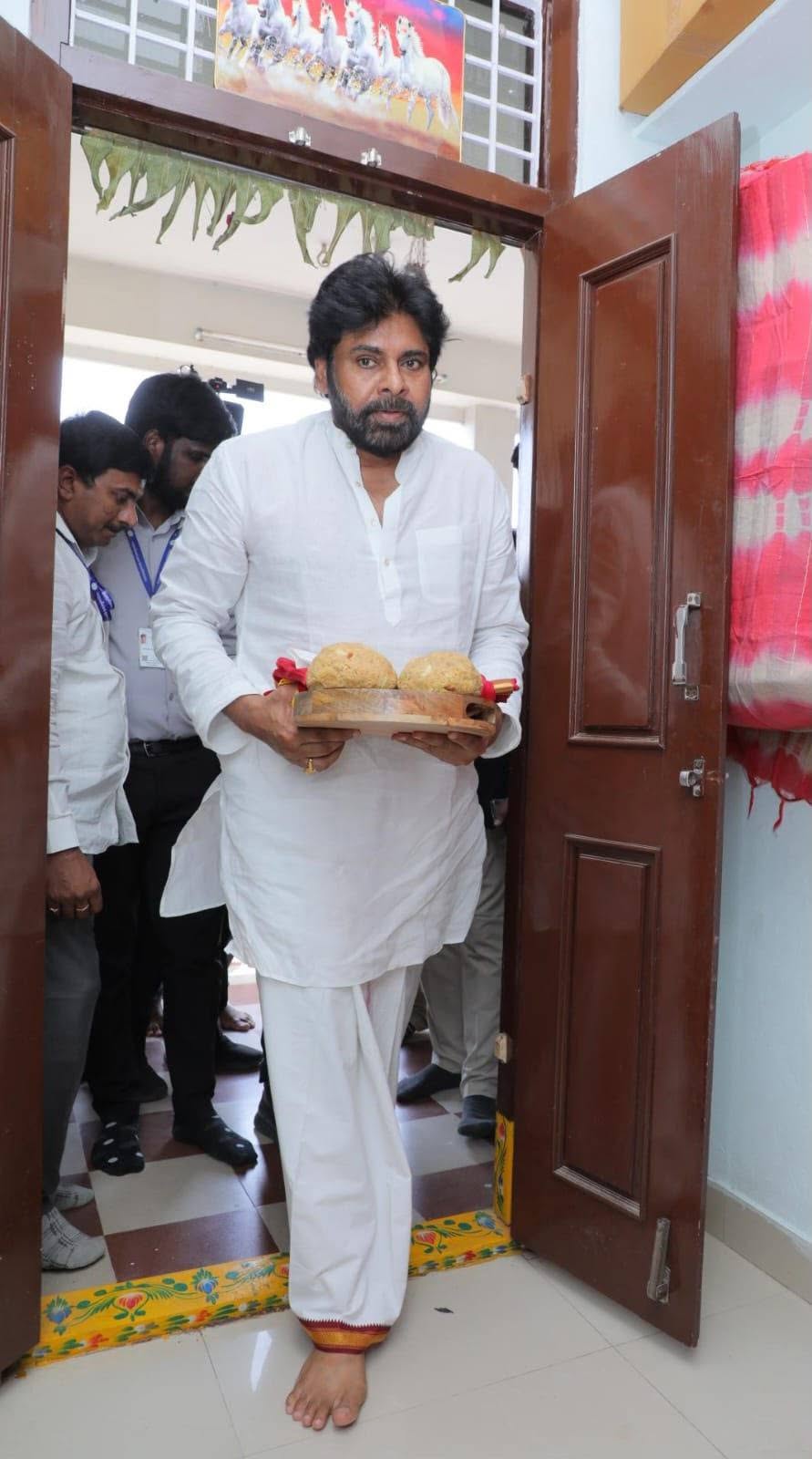 Pawan Kalyan Arrives Carrying Traditional Offering