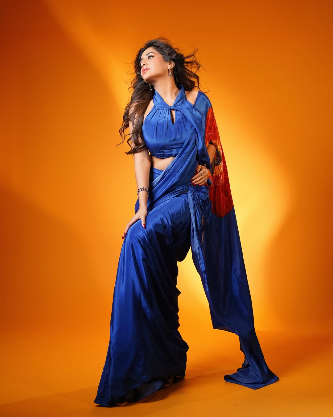 Rashi Singh Shines With Glamorous Fashion Mood