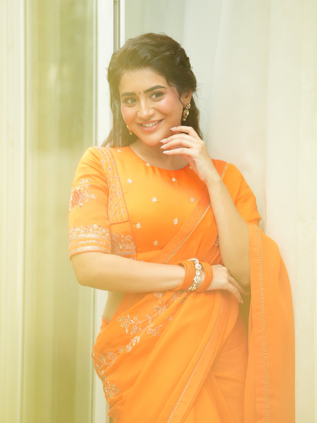 Rashi Singh Leaning Gracefully With Sweet Smile