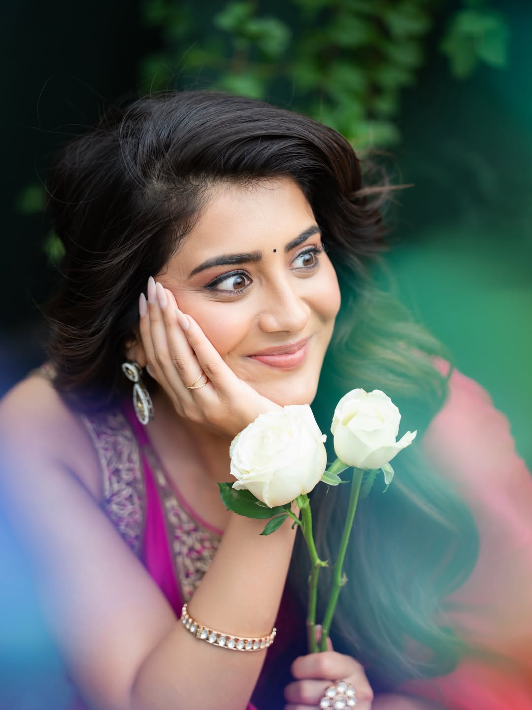 Rashi Singh Posing Sweetly Holding White Roses