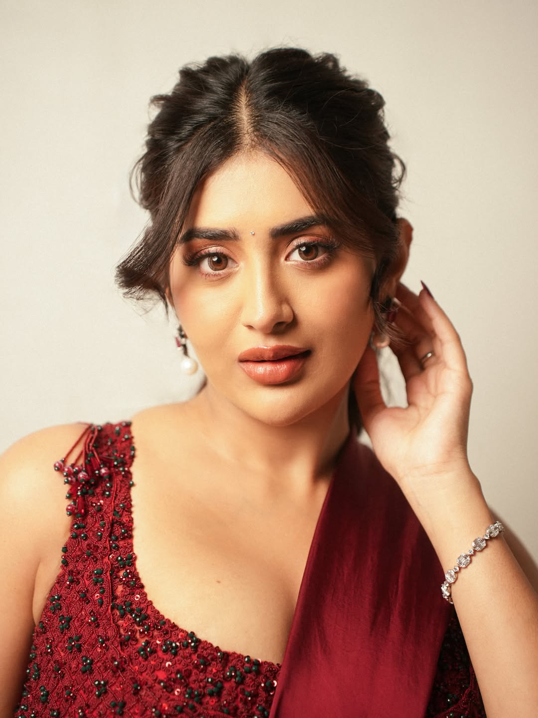 Rashi Singh Showing Off Defined Hourglass Shape