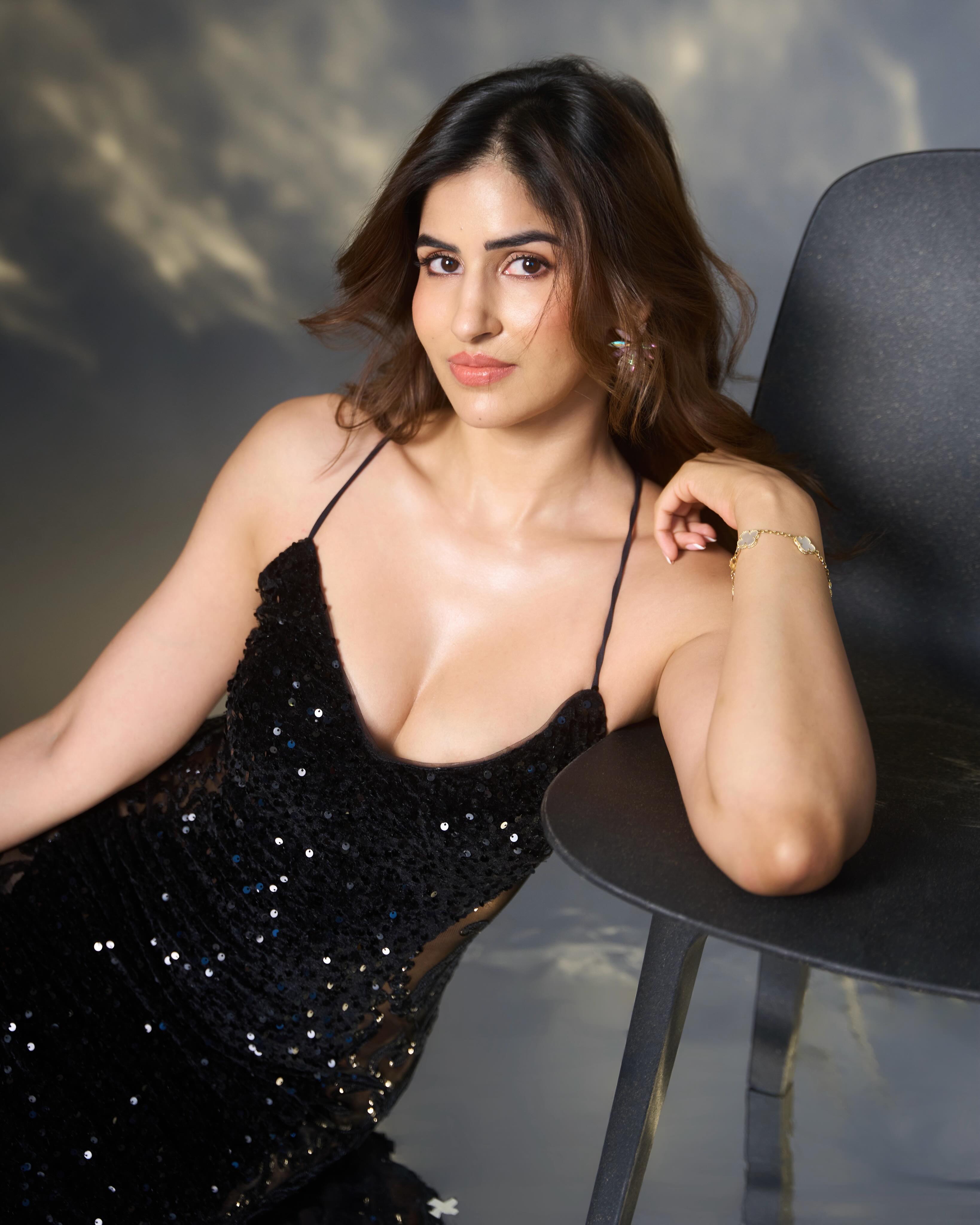 Sakshi Malik Wearing Elegant Floral Crystal Earring