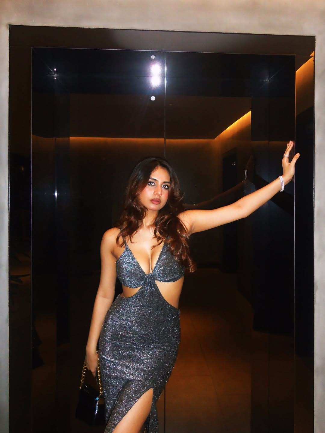 Srushti Bannatti Flaunting Sleek Midriff Outfits