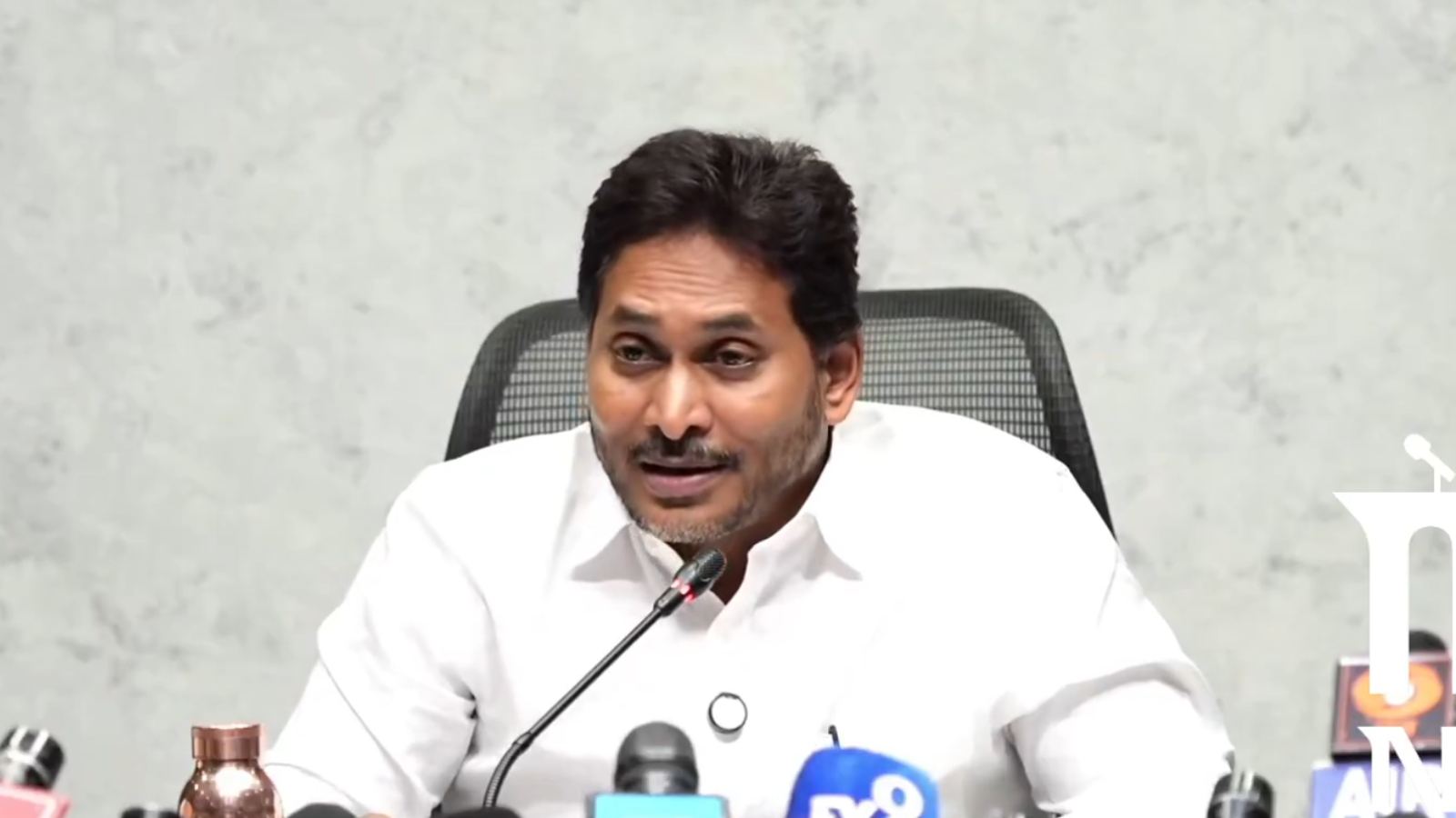 YS Jagan Mohan Reddy addressing a press conference and making controversial cockroach-related political remarks