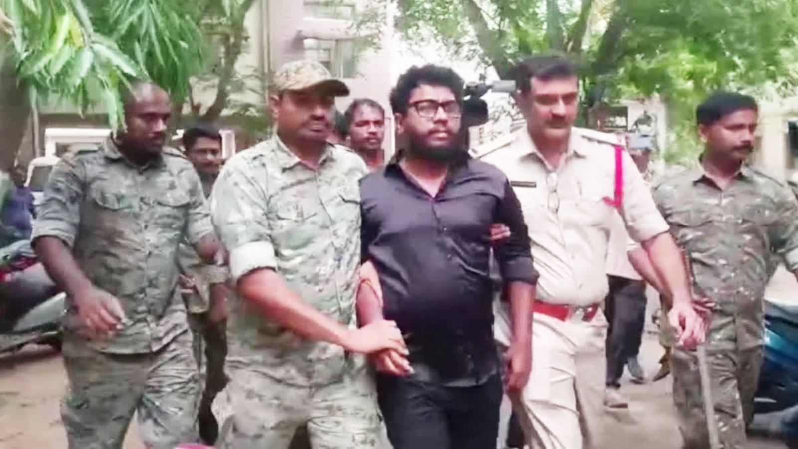 AP Police search Prashna Raavan home
