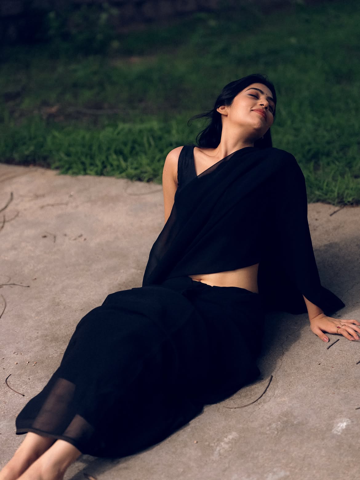Bandhavi Sridhar Flaunting Midriff In Black Saree