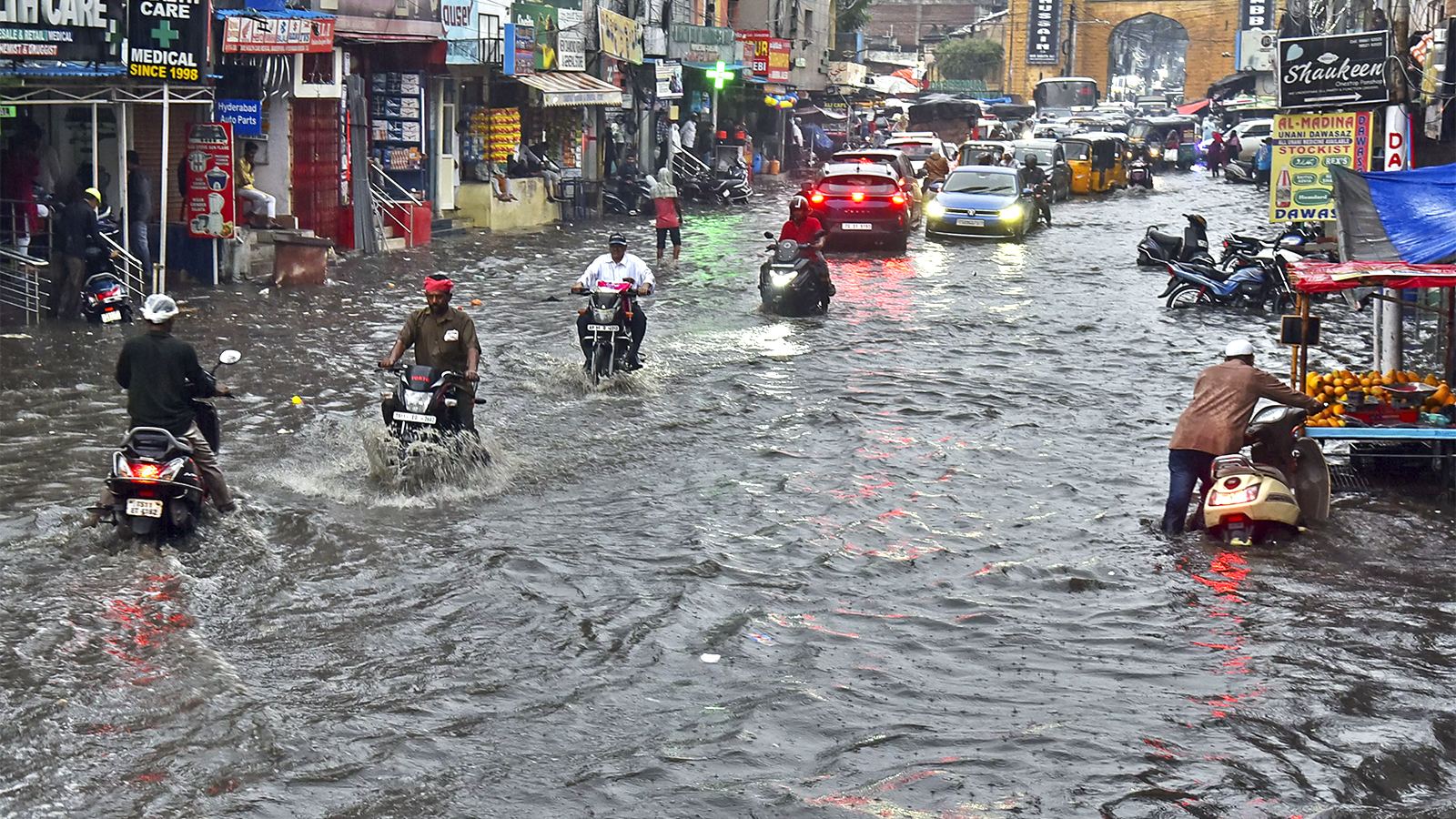 Heavy rains disrupt Hyderabad traffic