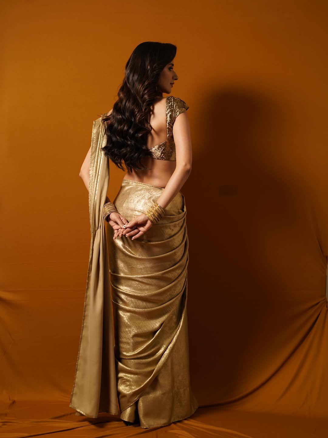 Kanika Mann Bold Back Pose In Glamorous Saree