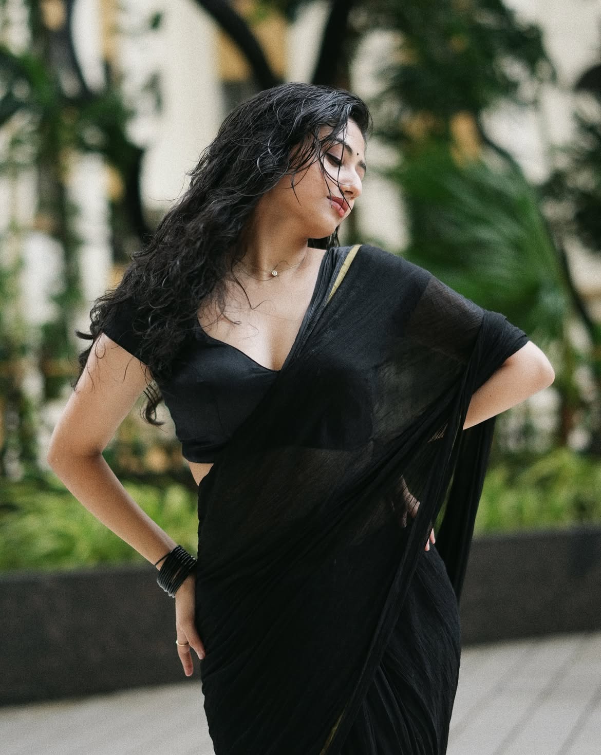 Mazel Vyas Flaunting Curved Silhouette In Saree