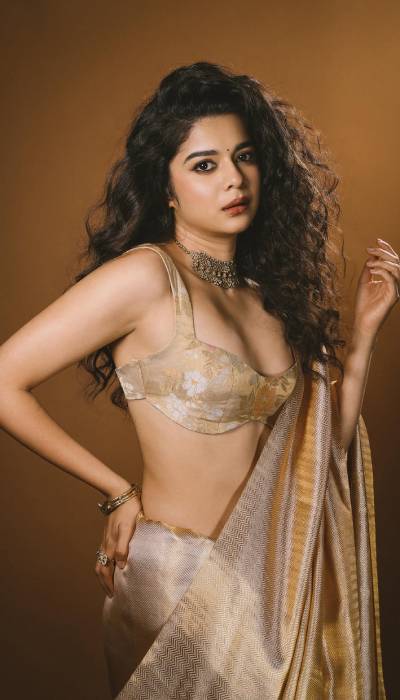 mithila-palkar-golden-saree-glam