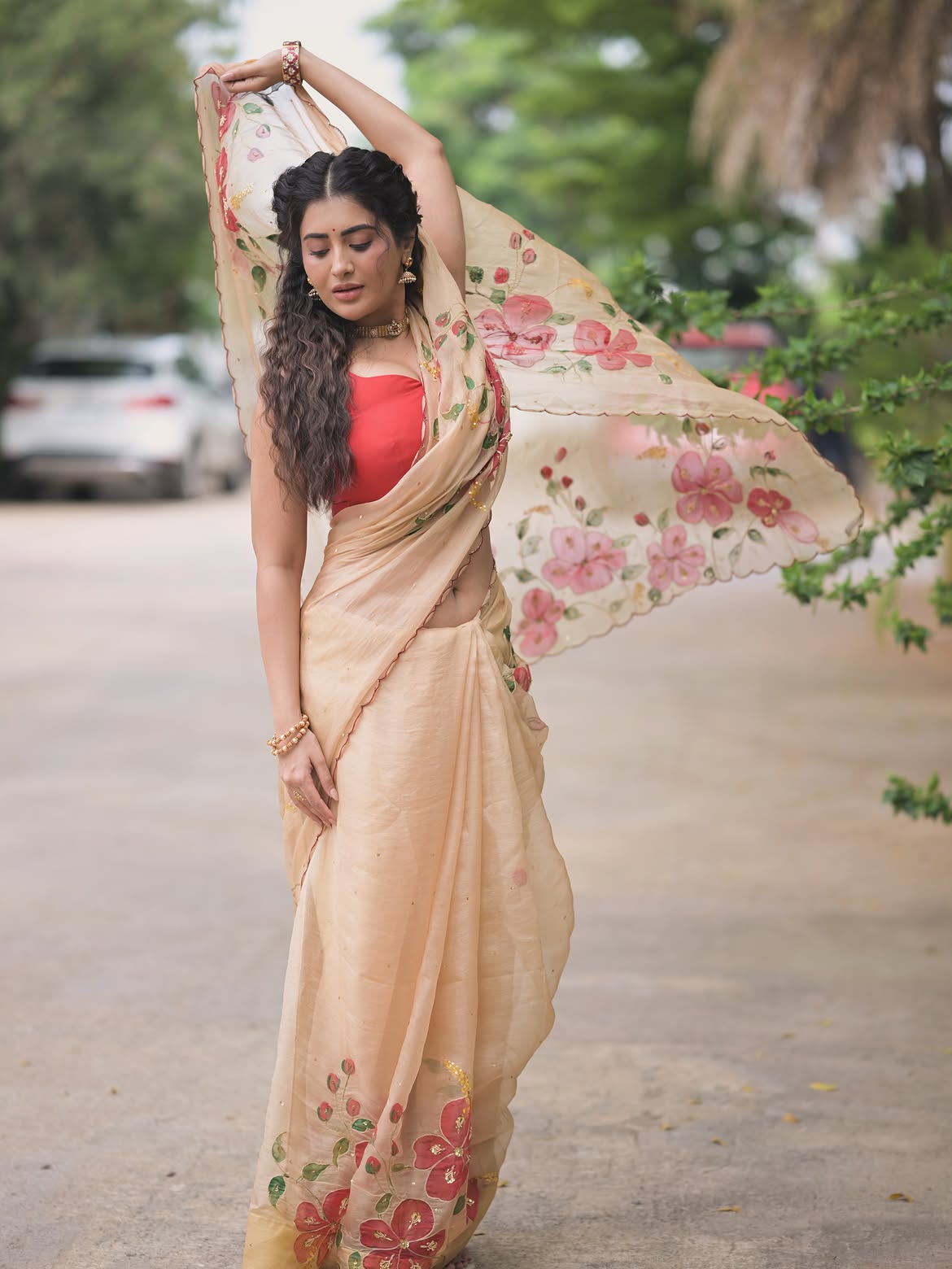 Rashi Singh In Pastel Saree Twirling Her Pallu