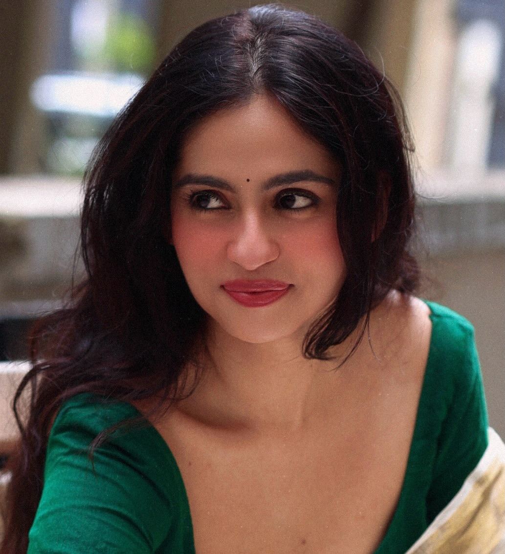 Rose Sardana Showing Emerald Green Blouse Cut