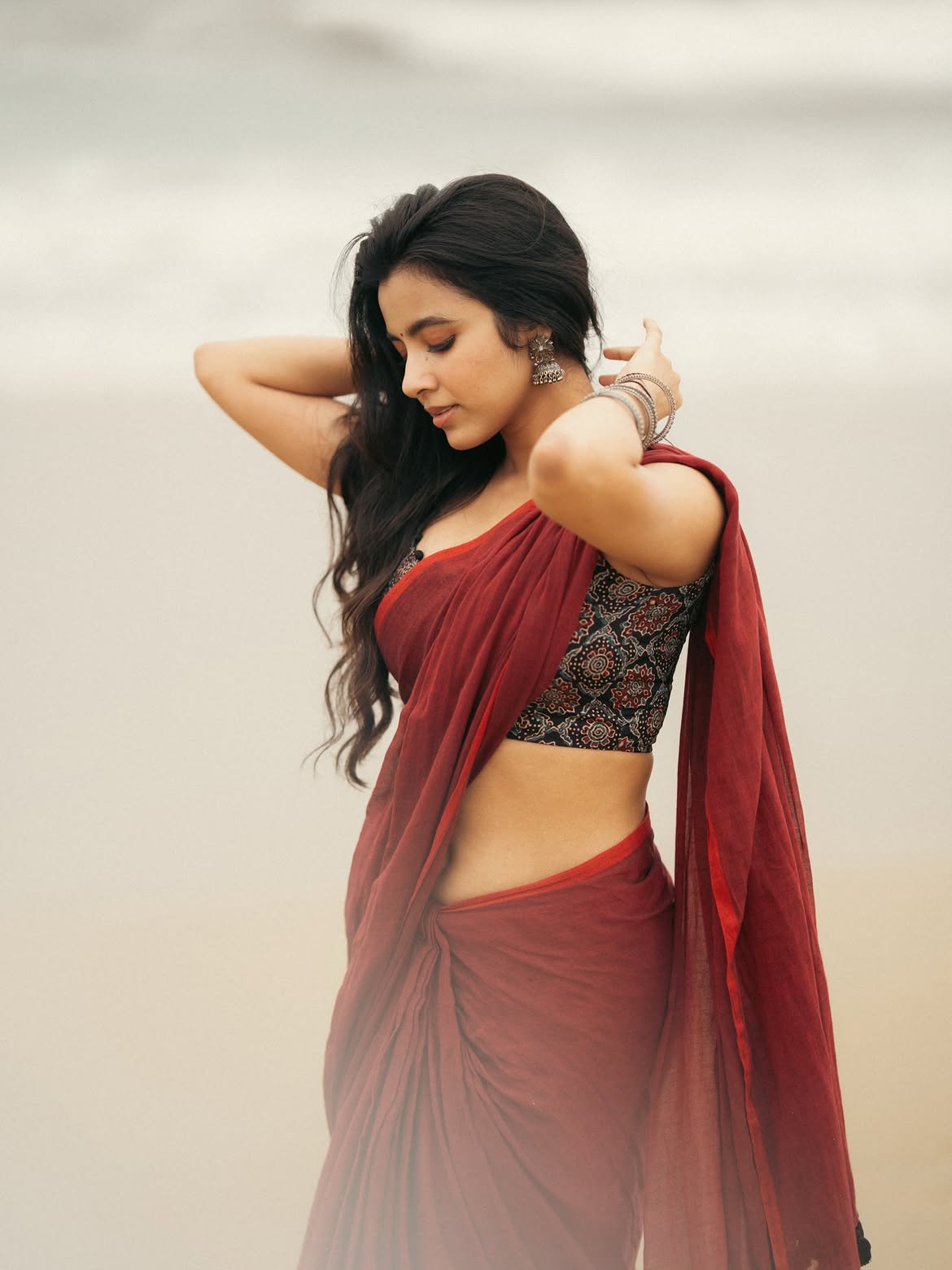 Shivani Nagaram Waves Saree With Chic Confidence