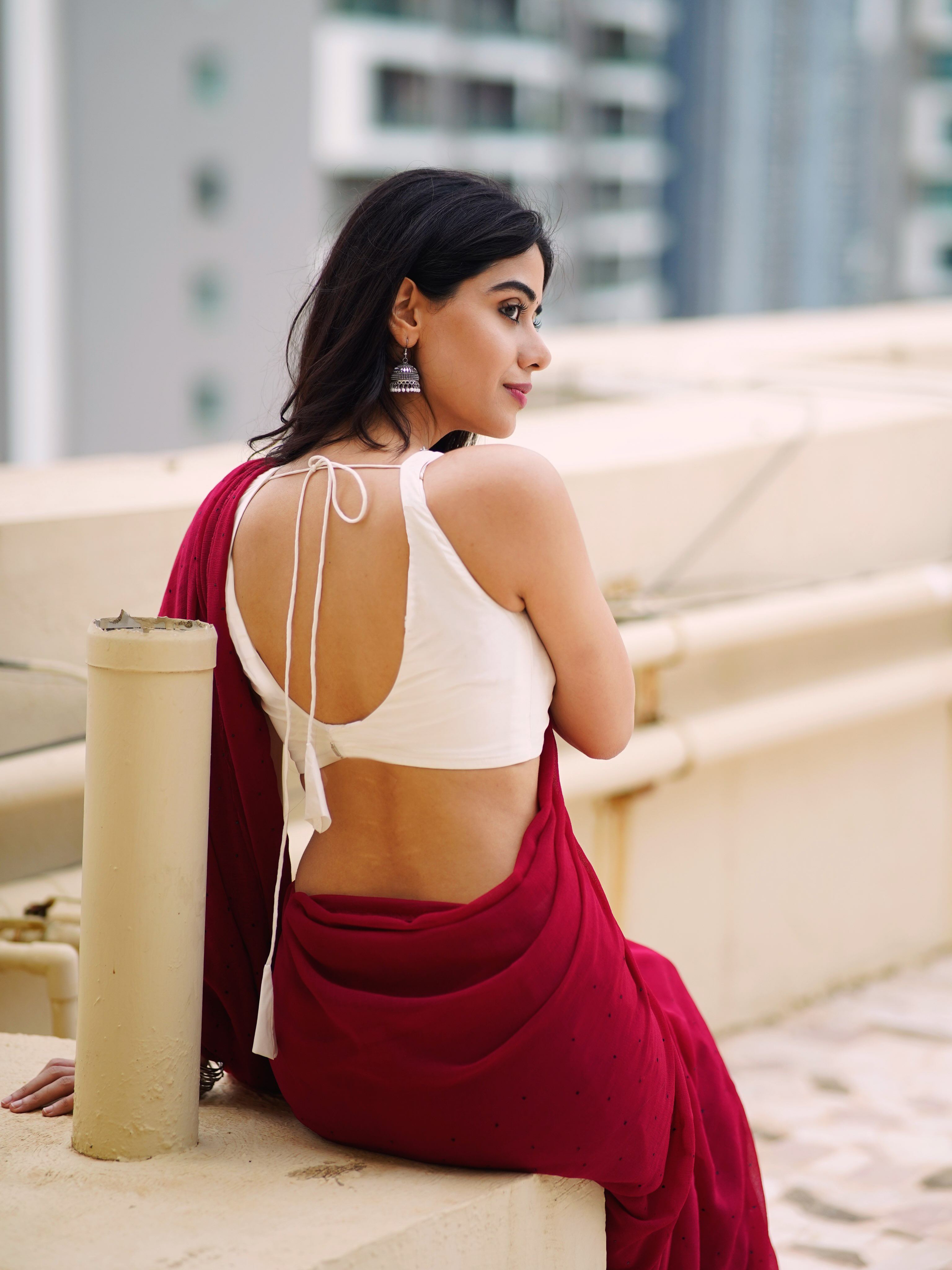 Aarti Chikara Shows Elegant Blouse Back Details!