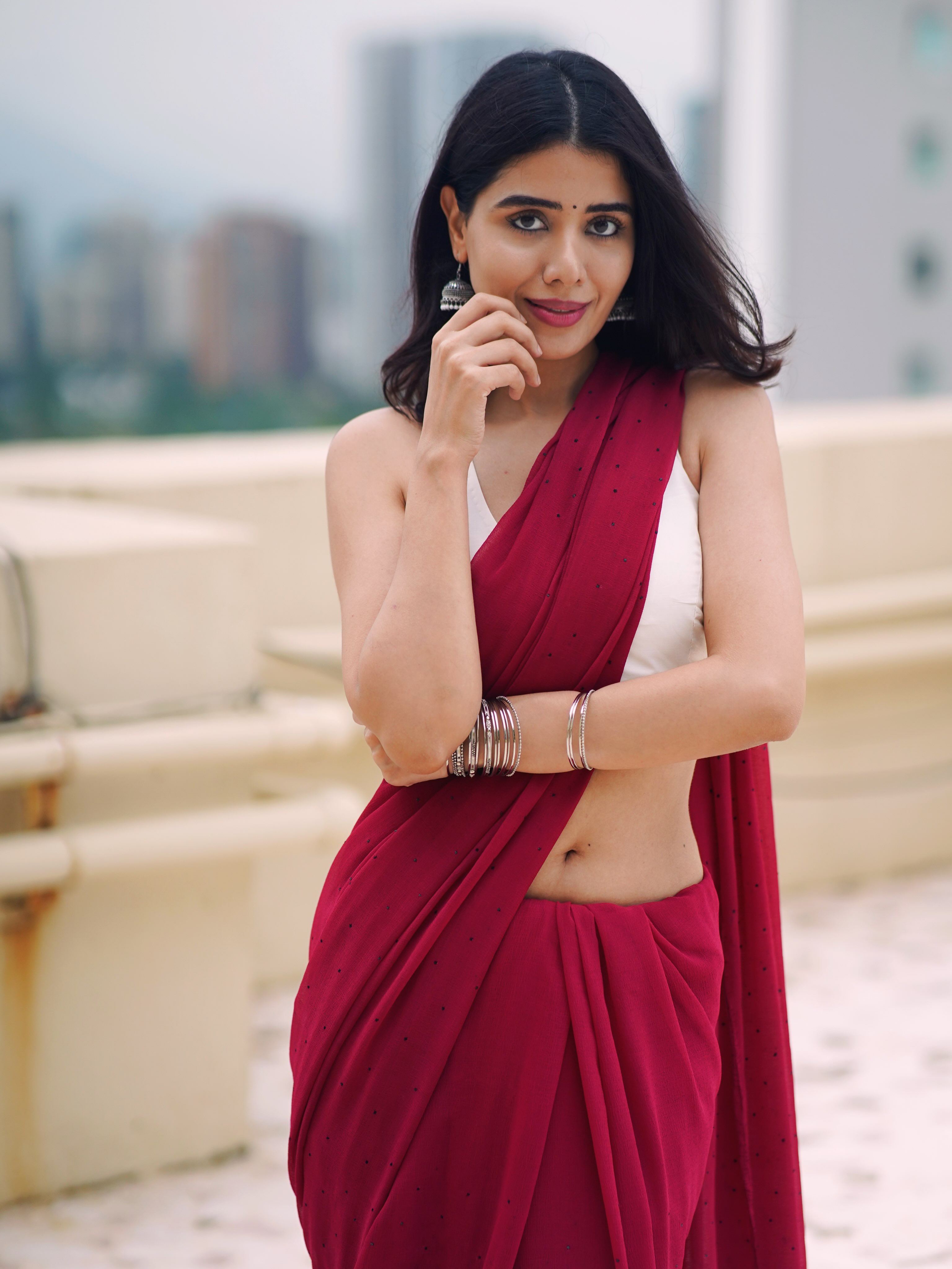 Aarti Chikara Poses In Crimson Saree With Grace!