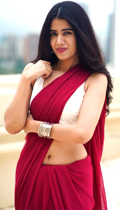 Aarti Chikara Shows Chic Style On Sunny Terrace!