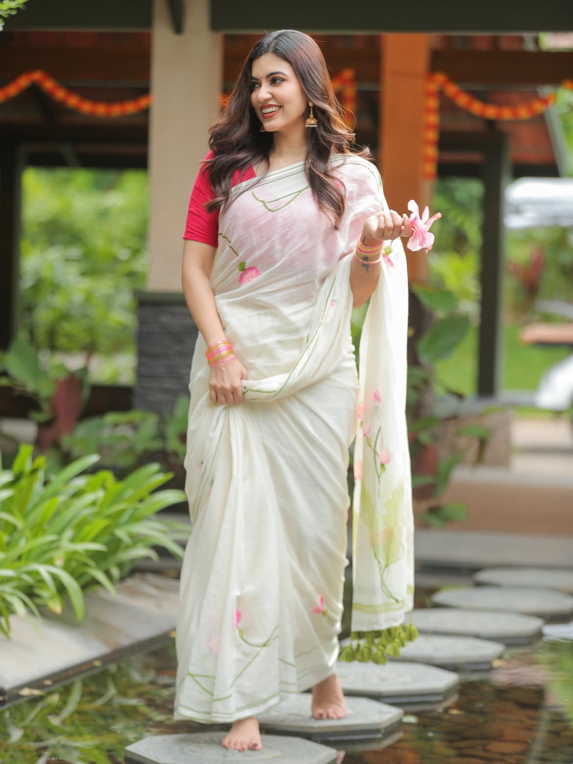 Anju Kurian Flaunts Bright Smile In Saree Style