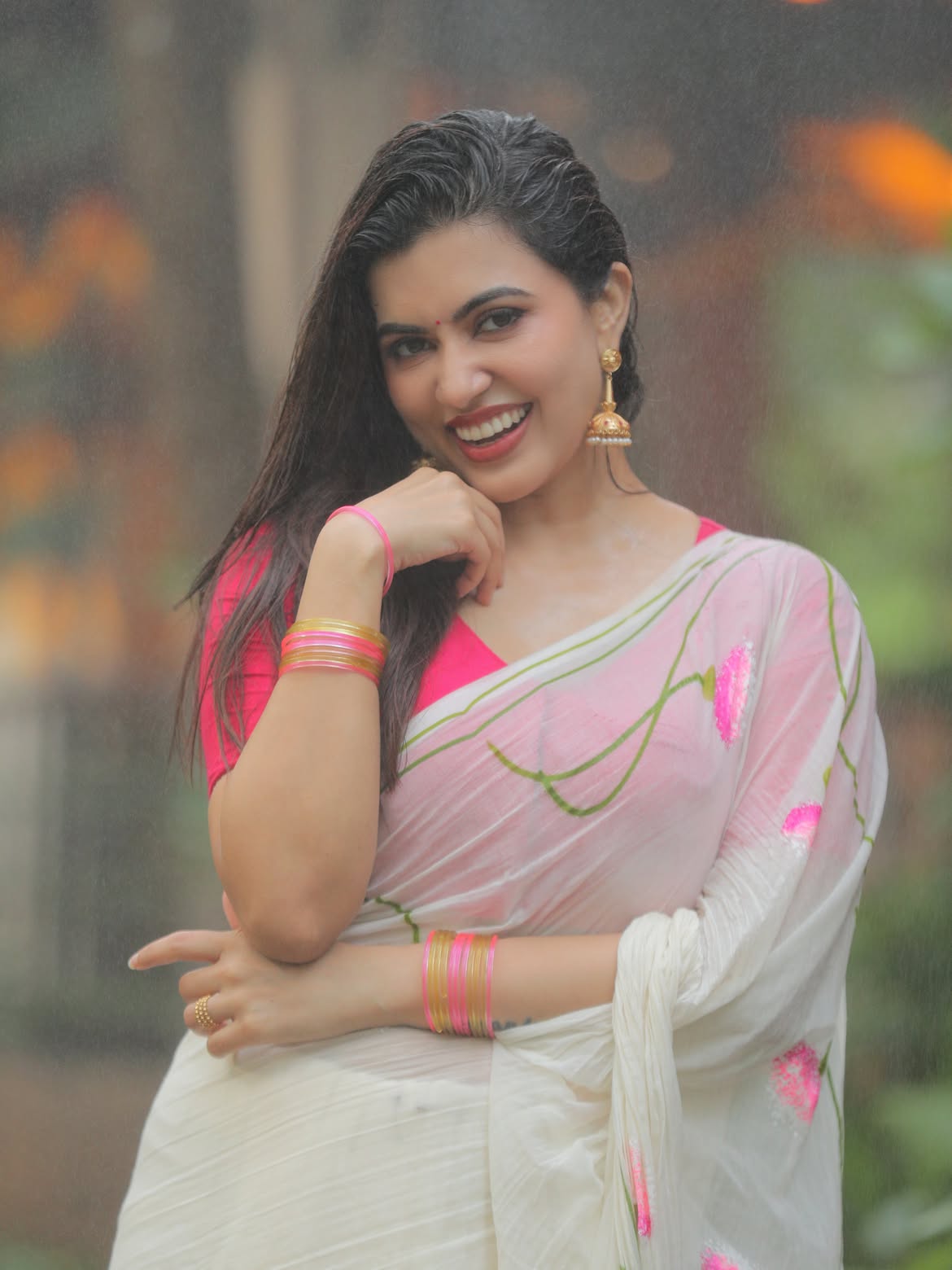 Anju Kurian Glamorous Saree Look In Monsoon Rain