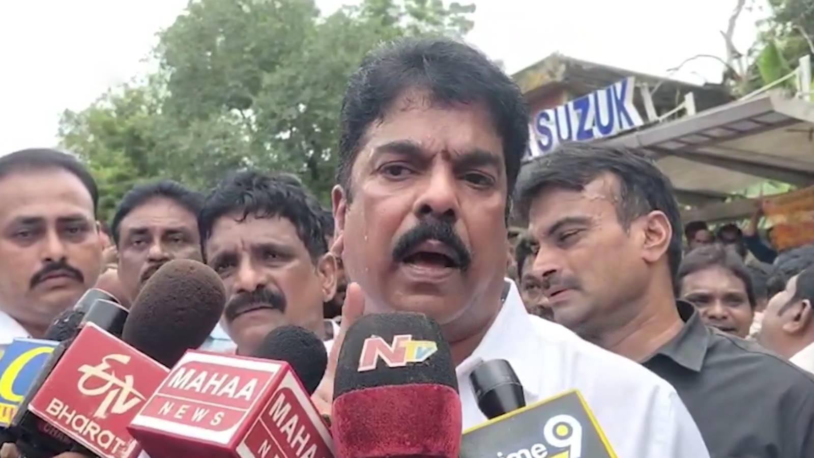 bonda-uma-during-vijayawada-protest