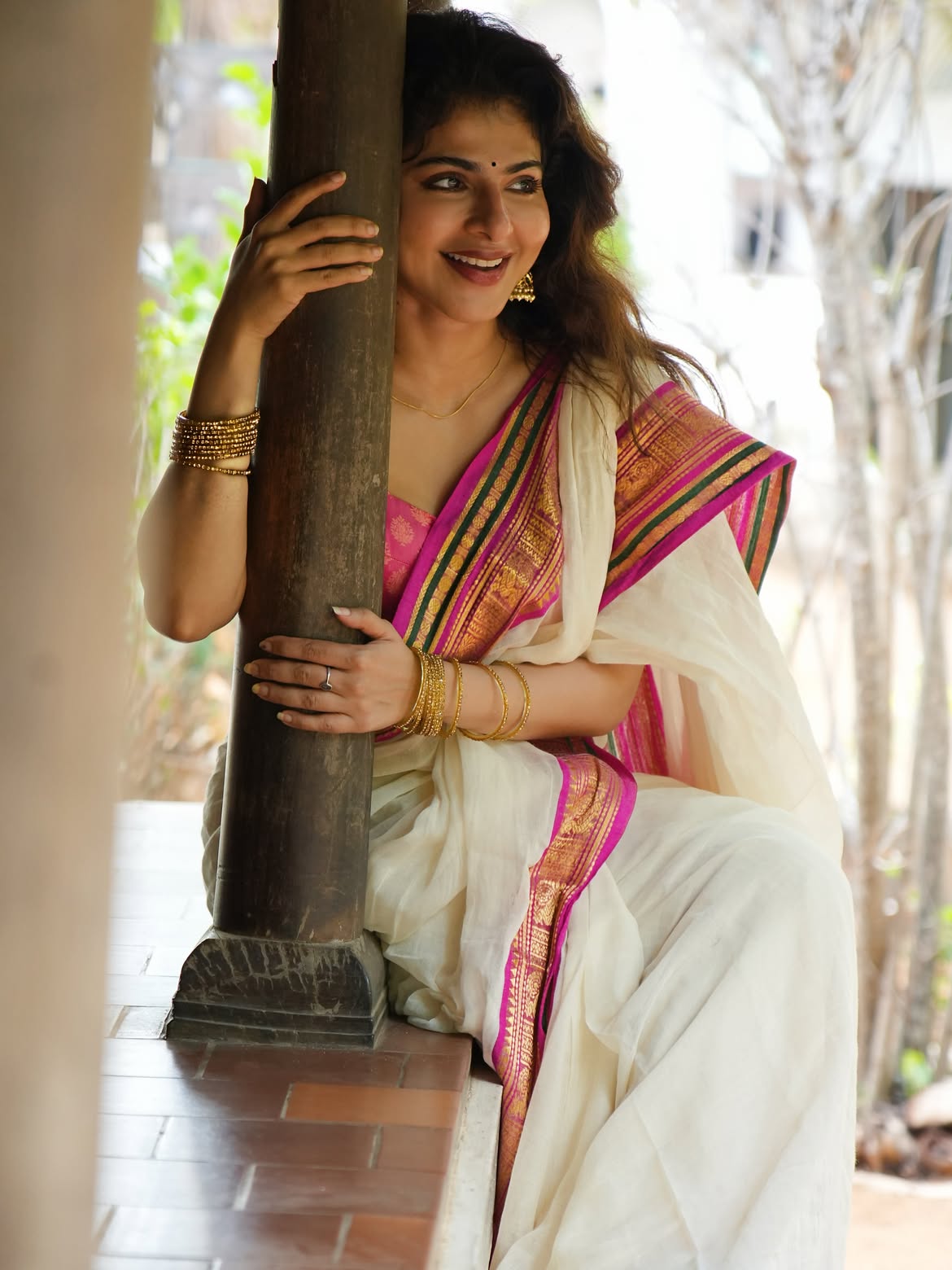 Iswarya Menon Leaning Beside Pillar In Ethnic Style