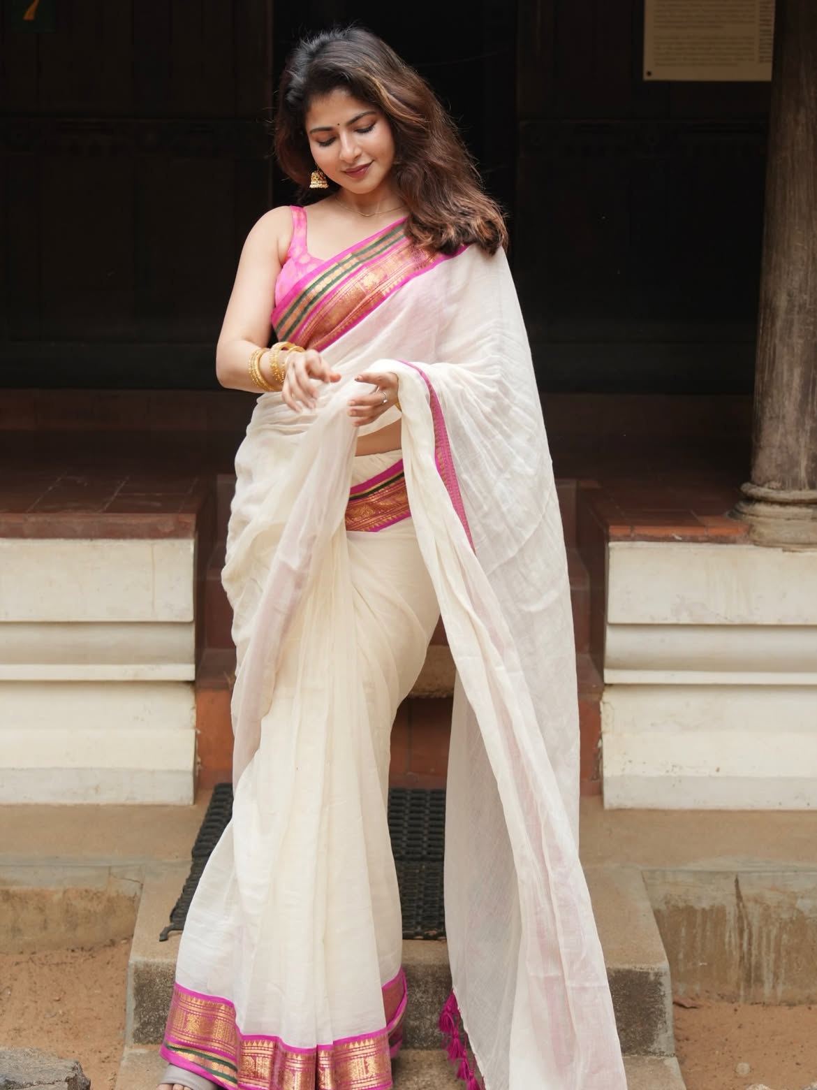 Iswarya Menon Adjusting Saree With Classic Charm Look