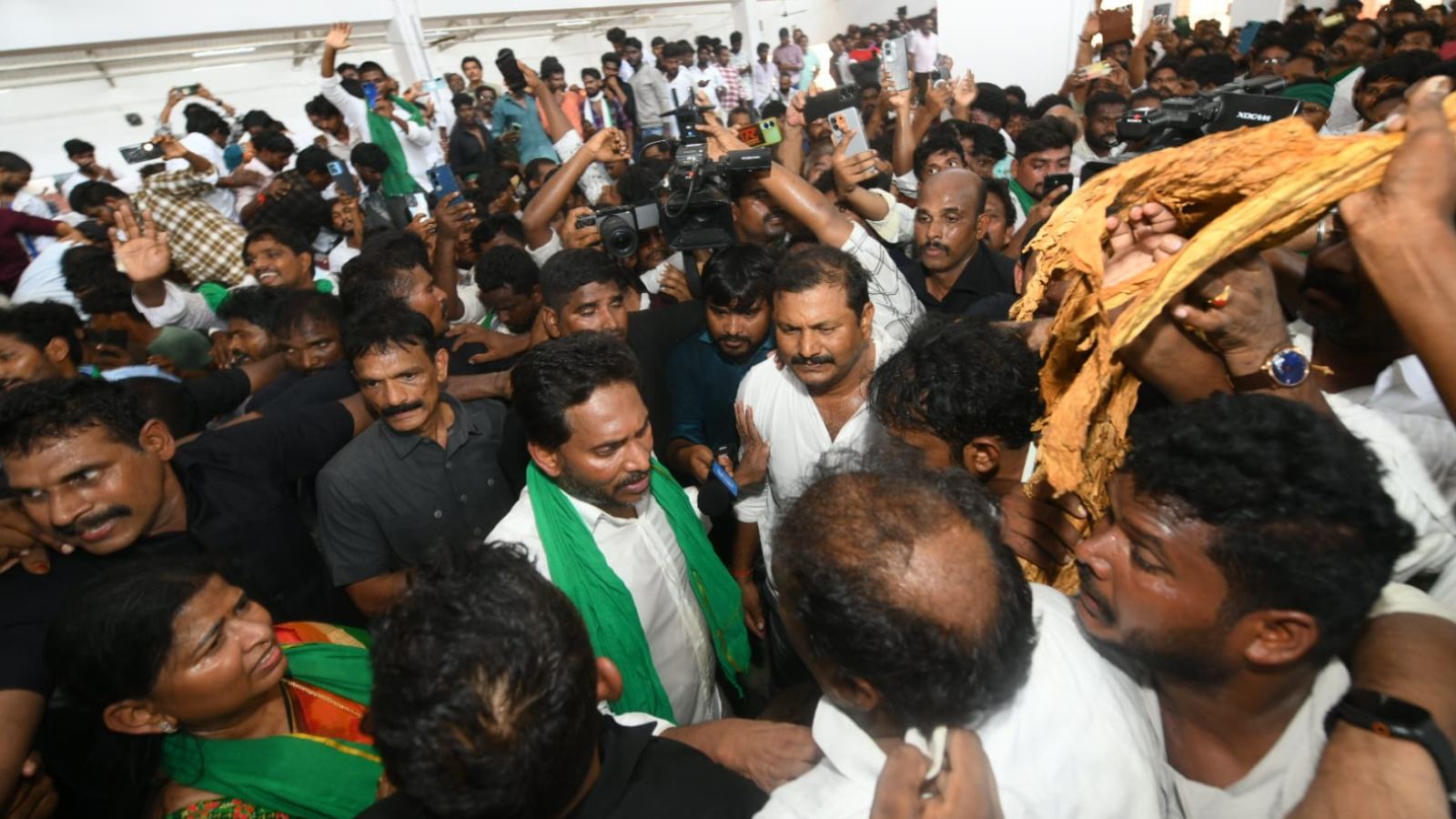 Jagan addresses Devarapalli rally