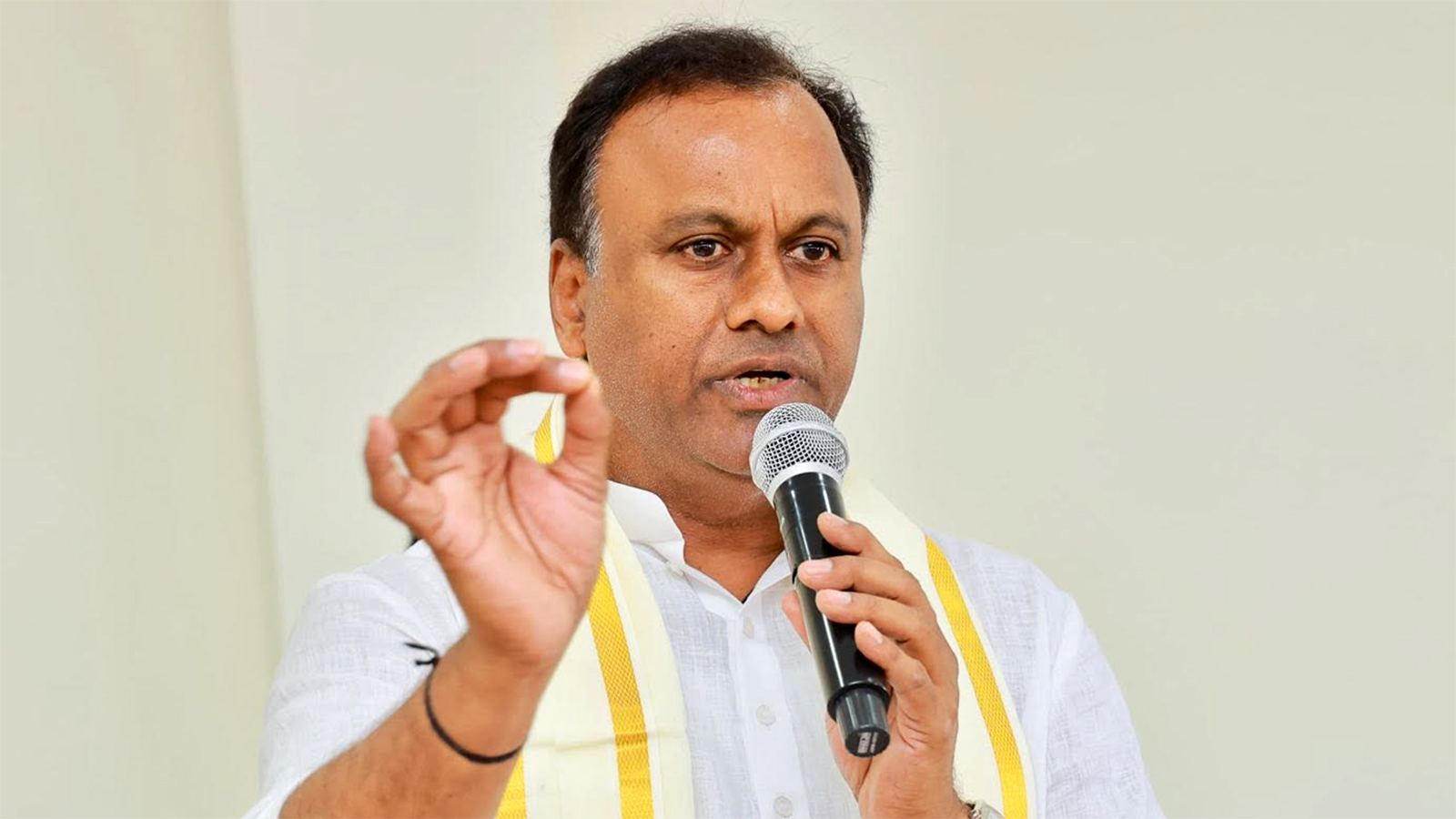 Komatireddy targets ABN Radhakrishna