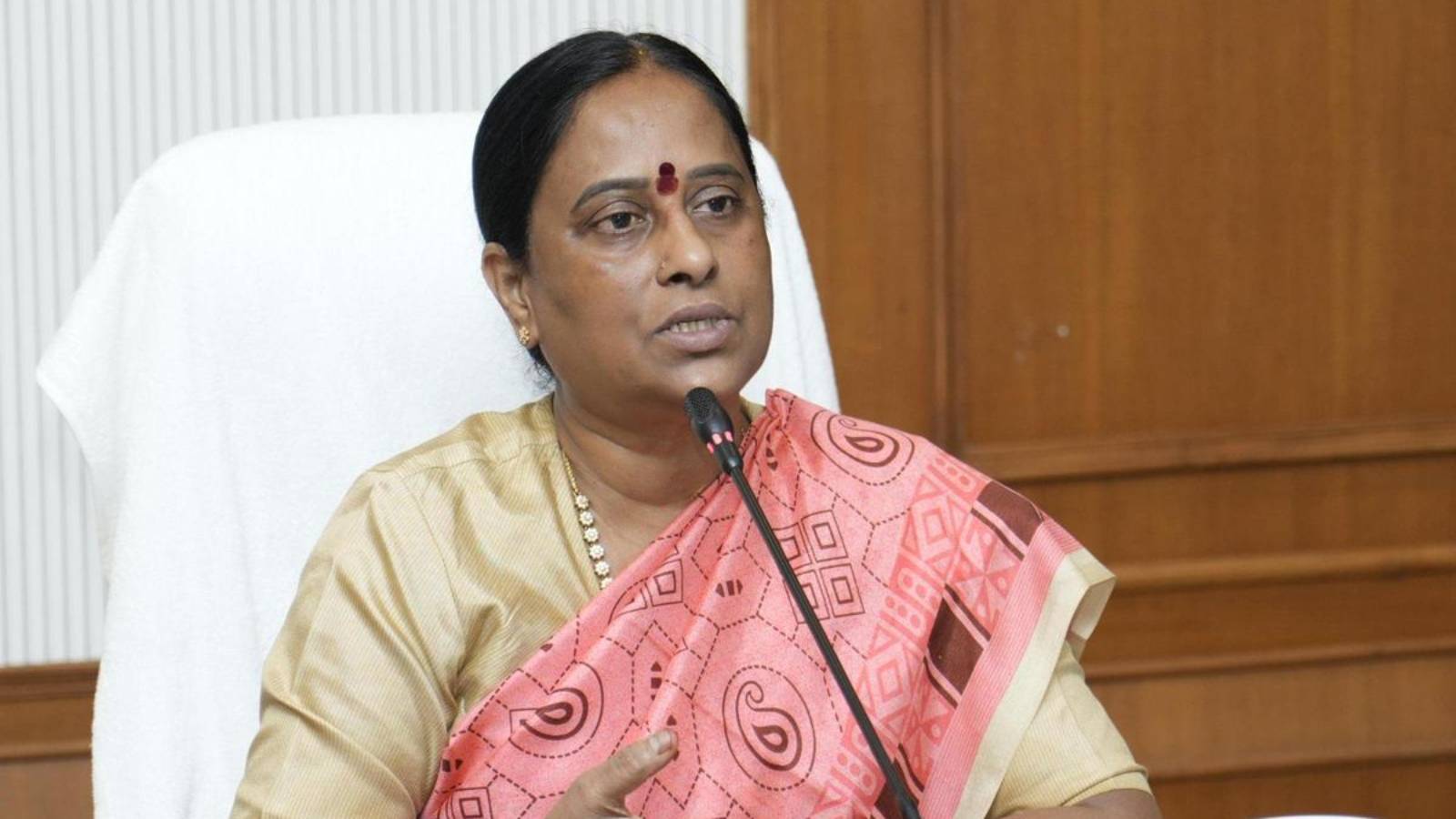 Konda Surekha Faces Trouble Over Daughter Konda Susmitha’s Remarks