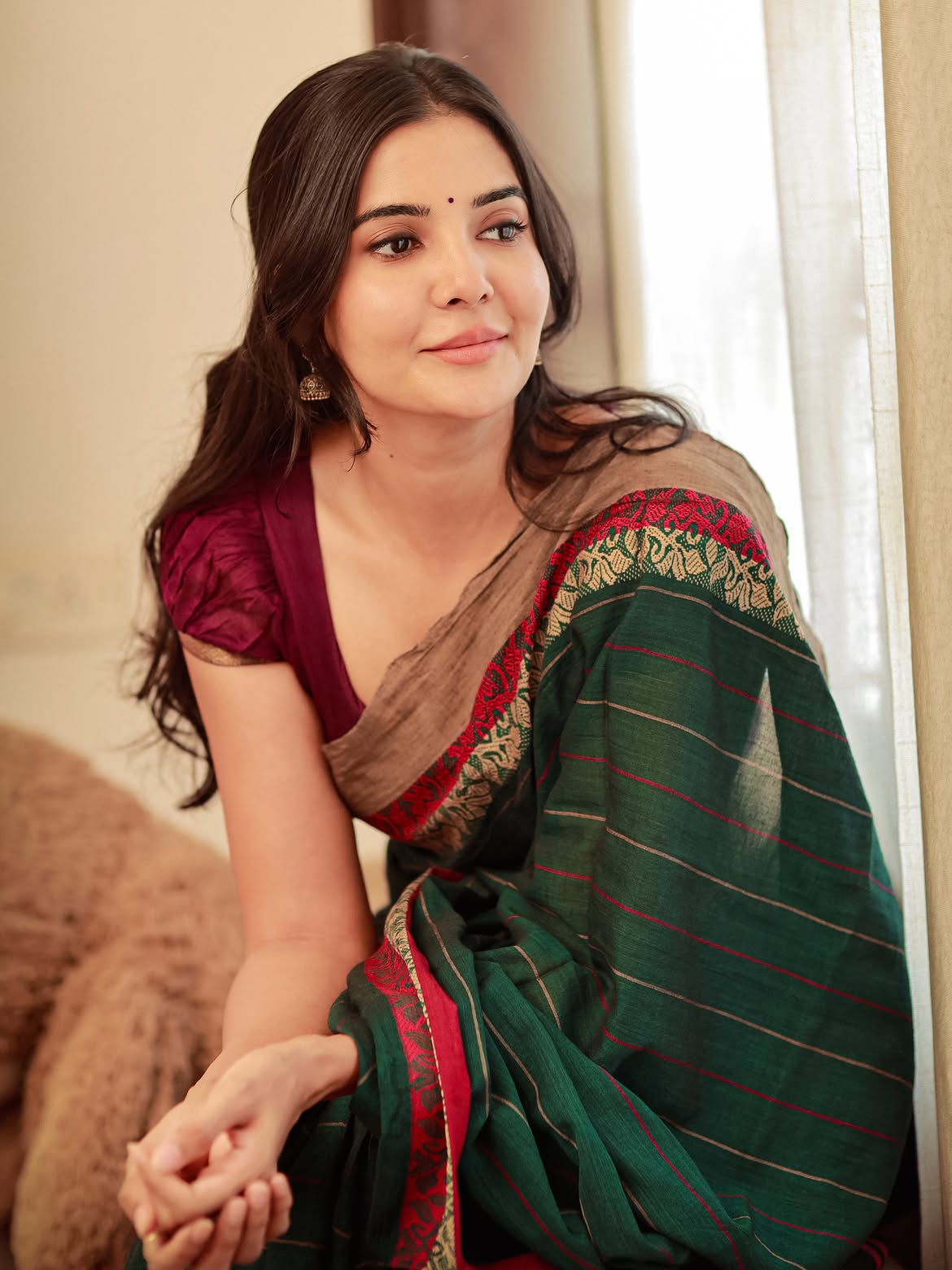 Madhuri Jain In Chic Traditional Saree Fashion Pose