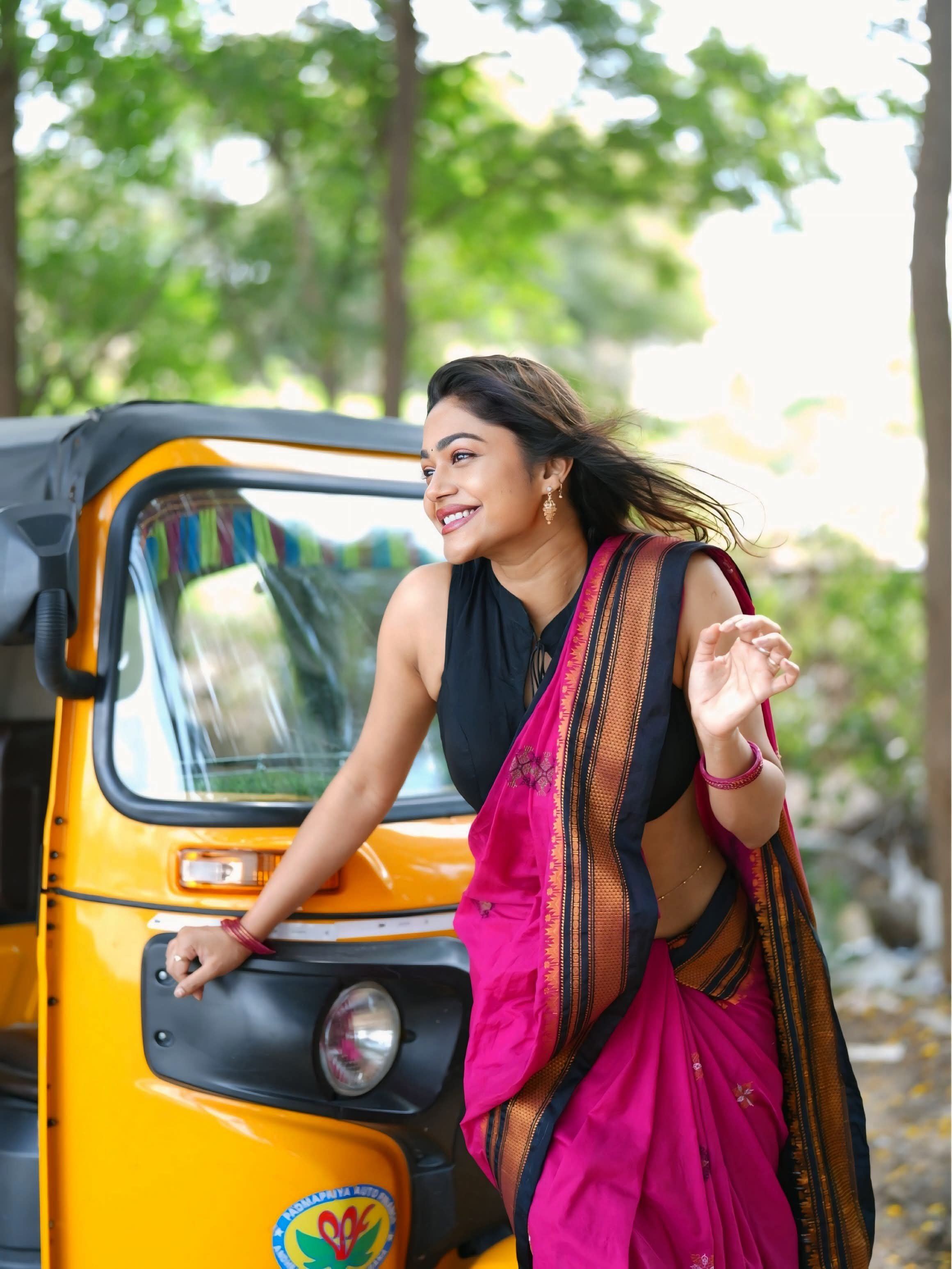 na Flaunts Her Playful Saree Now