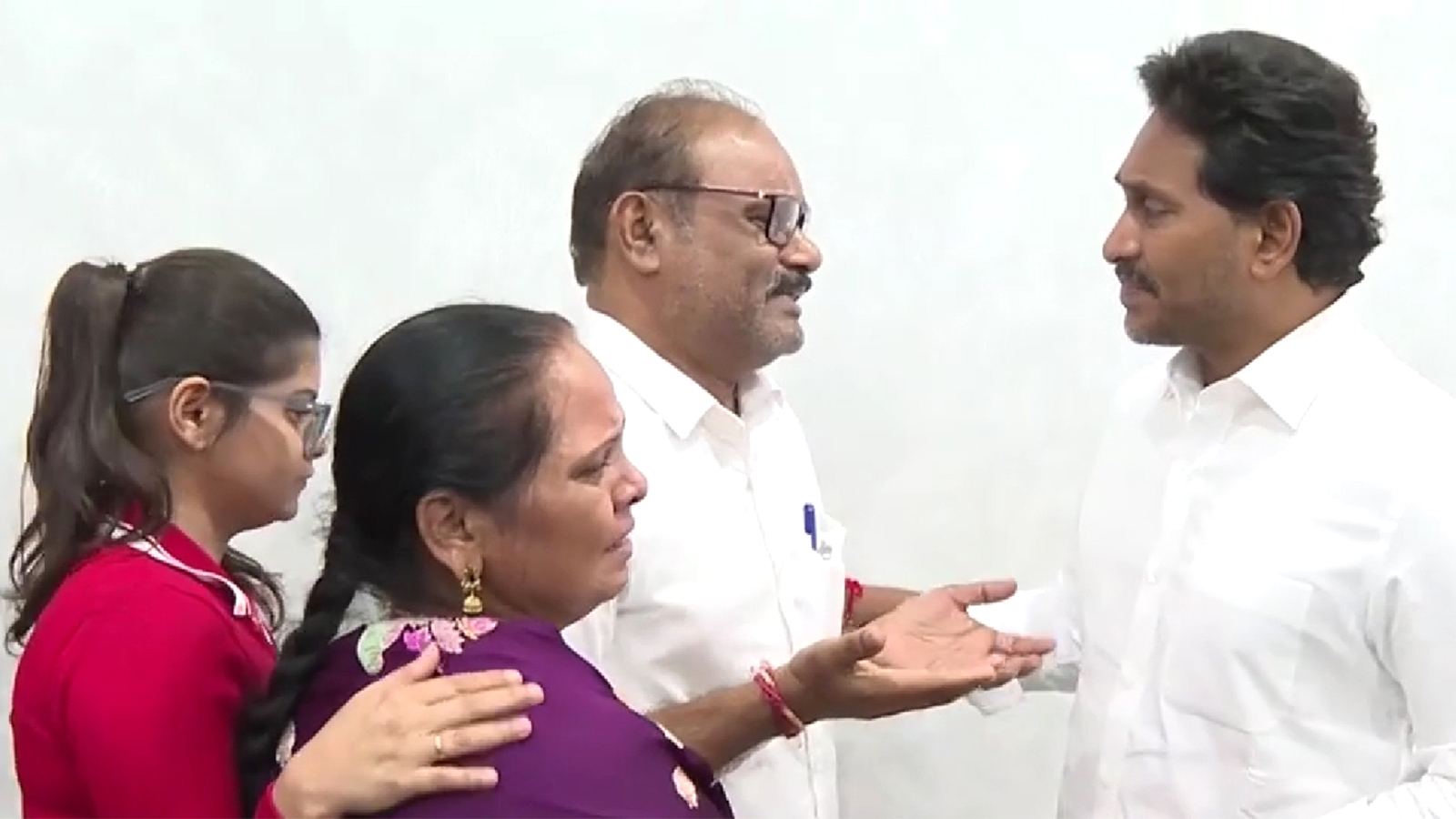 Jagan meets Priyanka's parents