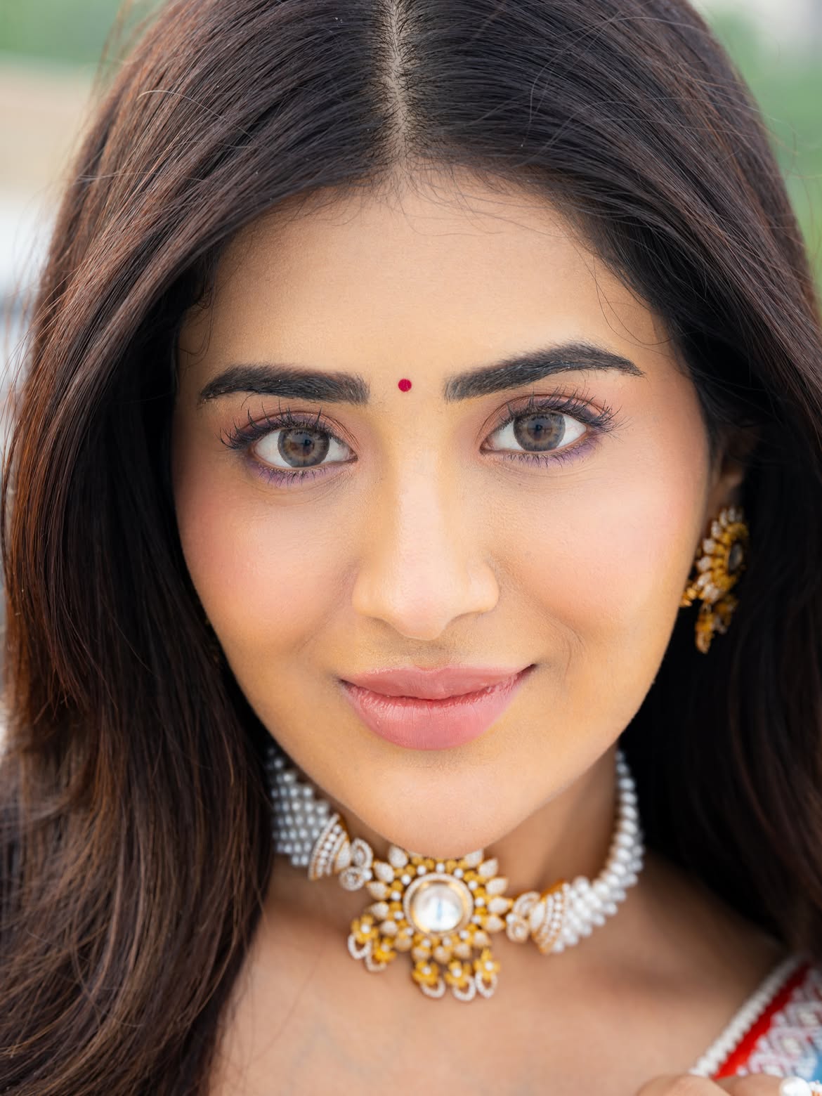 Rashi Singh Gives A Soft Glam Close Up Pose Now!