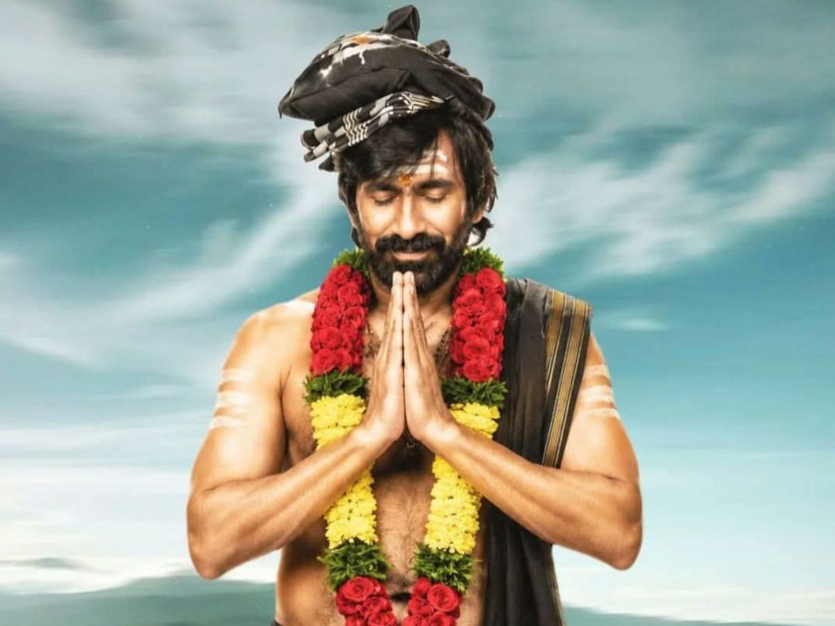 Ravi Teja’s Irumudi: Devotees Offering Harathulu